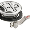 Con sistema a camma eccentrica che, abbassando la maniglietta, trasla verso l’alto la leva interna di fermo, realizzando così una chiusura più sicura, stagna e senza vibrazioni. Allo stesso modo, alzando la maniglietta, la leva interna si alza e libera il portello. Completamente in acciaio inox AISI 316 lucidato a specchio.