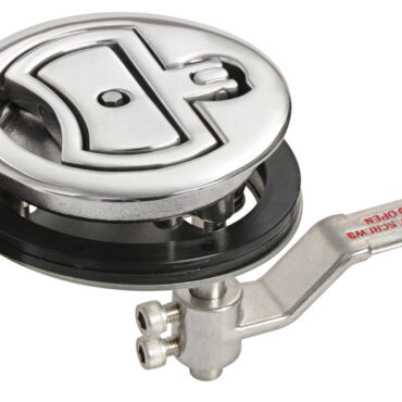 Con sistema a camma eccentrica che, abbassando la maniglietta, trasla verso l’alto la leva interna di fermo, realizzando così una chiusura più sicura, stagna e senza vibrazioni. Allo stesso modo, alzando la maniglietta, la leva interna si alza e libera il portello. Completamente in acciaio inox AISI 316 lucidato a specchio.