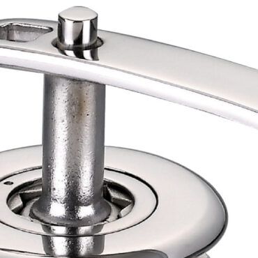 Quando non in uso rimane completamente a filo grazie ad un sistema a molla che chiude il foro a stella. Rotazione di 90°. Realizzato in acciaio inox AISI 316.