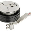 Alzapagliolo con estetica completamente liscia, racchiude i vantaggi degli alzapaglioli con coperchio rimanendo più liscio e pratico da usare. Meccanismo a camma eccentrica che comprime il portello quando chiuso e rilascia la pressione quando si alza la maniglia. Completamente stagno.