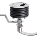 Caratterizzato da una presa particolarmente agevole, racchiude tutte le migliori caratteristiche degli alzapaglioli in un unico modello dall’ estetica flush deck. La maniglia interna permette apertura e chiusura dall’interno.