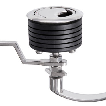 Caratterizzato da una presa particolarmente agevole, racchiude tutte le migliori caratteristiche degli alzapaglioli in un unico modello dall’ estetica flush deck. La maniglia interna permette apertura e chiusura dall’interno.