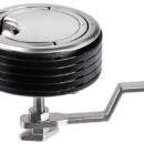 Caratterizzato da una presa particolarmente agevole, racchiude tutte le migliori caratteristiche degli alzapaglioli in un unico modello dall’estetica flush deck.- acciaio inossidabile 316 lucidato a specchio;- estetica flush;- maniglia ergonomica di grandi dimensioni;- rotazione 360°;- maniglia ripiegabile ogni 90°;- indicatore visivo aperto/chiuso;- dado ergonomico per taratura facilitata e che permette l'uscita di emergenza;- innovativo distanziale modulare in plastica per coprire i vari spessori di paratia.