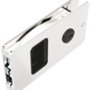 Consente una corsa maggiorata di 100-150 mm rispetto alle tradizionali chiusure per porte scorrevoli.Il blocco di sicurezza consente il bloccaggio della porta dall’interno.Per attivare: ruotare la chiave in senso orario ed estrarla.È fornita con riscontro e due chiavi.