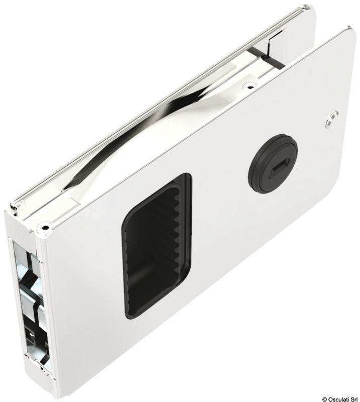 Consente una corsa maggiorata di 100-150 mm rispetto alle tradizionali chiusure per porte scorrevoli.Il blocco di sicurezza consente il bloccaggio della porta dall’interno.Per attivare: ruotare la chiave in senso orario ed estrarla.È fornita con riscontro e due chiavi.