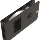 Consente una corsa maggiorata di 100-150 mm rispetto alle tradizionali chiusure per porte scorrevoli.Il blocco di sicurezza consente il bloccaggio della porta dall’interno.Per attivare: ruotare la chiave in senso orario ed estrarla.È fornita con riscontro e due chiavi.