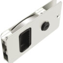 Consente una corsa maggiorata di 100-150 mm rispetto alle tradizionali chiusure per porte scorrevoli.Il blocco di sicurezza consente il bloccaggio della porta dall’interno.Per attivare: ruotare la chiave in senso orario ed estrarla.È fornita con riscontro e due chiavi.