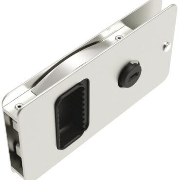 Consente una corsa maggiorata di 100-150 mm rispetto alle tradizionali chiusure per porte scorrevoli.Il blocco di sicurezza consente il bloccaggio della porta dall’interno.Per attivare: ruotare la chiave in senso orario ed estrarla.È fornita con riscontro e due chiavi.