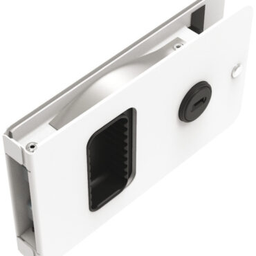 Consente una corsa maggiorata di 100-150 mm rispetto alle tradizionali chiusure per porte scorrevoli.Il blocco di sicurezza consente il bloccaggio della porta dall’interno.Per attivare: ruotare la chiave in senso orario ed estrarla.È fornita con riscontro e due chiavi.