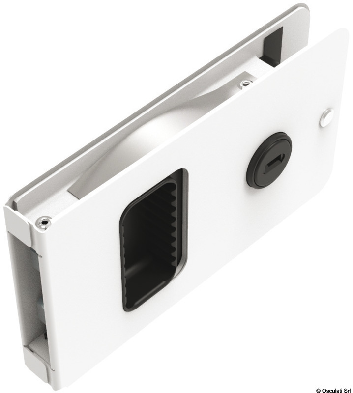 Consente una corsa maggiorata di 100-150 mm rispetto alle tradizionali chiusure per porte scorrevoli.Il blocco di sicurezza consente il bloccaggio della porta dall’interno.Per attivare: ruotare la chiave in senso orario ed estrarla.È fornita con riscontro e due chiavi.