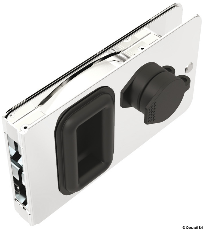 Consente una corsa maggiorata di 100-150 mm rispetto alle tradizionali chiusure per porte scorrevoli.Il blocco di sicurezza consente il bloccaggio della porta dall’interno.Per attivare: ruotare la chiave in senso orario ed estrarla.È fornita con riscontro e due chiavi.