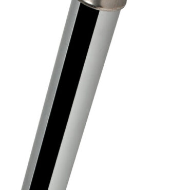 Blocca i galletti per cui: evita che si possano svitare e che il motore cada in acqua; evita il furto del motore, in quanto per poterlo spostare occorre scassinare il Sicur Loch. E’ realizzato tutto in alluminio anodizzato (spessore tubo 4 mm , quindi robustissimo), serratura di bloccaggio in ottone e acciaio inox con doppia chiave. Per il suo robusto aspetto scoraggia qualsiasi ladro. Modello "Compact” con cappucci terminali in acciaio inox e tubo interno in mousse antivibrante.