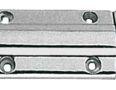 In ottone cromato per sportelli posteriori di accesso alla plancetta.