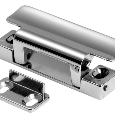 Rimane nascosta sotto la battuta dell'antina.In ottone cromato.