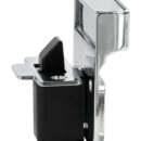 Da incassare nella falegnameria. Realizzata in ottone cromato. Spessore minimo sportello 19 mm.La chiusura è semplicemente a pressione sull'antina.