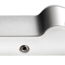 Con chiusura a leva eccentrica. In termogomma elastica con frontale in acciaio inox lucidato a specchio. Escursione elastica 6 mm.