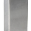 Mantiene il meccanismo di funzionamento racchiuso all'interno del guscio principale, così da presentare un'estetica impeccabile. Presenta un sistema elastico intermedio che permette di avere una tensione di scatto sempre fruibile e piacevole, in grado di compensare anche eventuali variazioni che si possono verificare in corso d'opera. È realizzata interamente in acciaio inox AISI 316 con finitura lucida a specchio per la parte esterna e brillantata per la parte interna.Per il fissaggio della chiusura sono richieste:- 2 viti M4 testa svasata per la basetta,- 2 viti M5 testa bombata per il dente di aggancio.