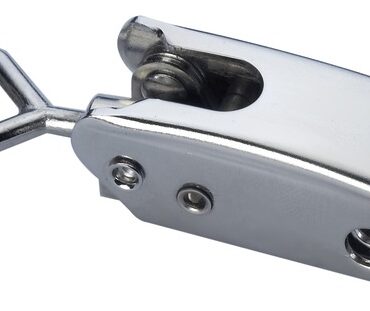 Fabbricate in acciaio inox lucidato è completa di porta-lucchetto e presenta la particolarità di una molla di compensazione interna che elimina qualsiasi possibile vibrazione.