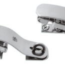 Completa di occhiello porta-lucchetto. Corsa regolabile. Fabbricati in acciaio inox AISI 316 lucidato a specchio.