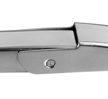 In acciaio inox lucidato. Predisposta per chiusura con lucchetto.