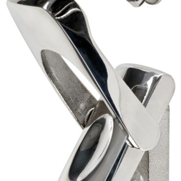 Chiusura a leva in acciaio inox AISI 316 lucidato a specchio, progettato per adattarsi a varie applicazioni e garantire la chiusura di qualsiasi gavone.Il pin di chiusura con foro eccentrico può essere ruotato per ottenere la tensione di chiusura desiderata.Una volta installato il meccanismo ha una aspetto Flush con presa ergonomica per aiutarne l’utilizzo.In posizione aperta il gancio di chiusura ruota di 180 gradi e non fuoriesce dall’ingombro della maniglia impedendo che venga urtato accidentalmente.Include una dima in PVC per facilitare l’installazione.