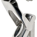 Chiusura a leva in acciaio inox AISI 316 lucidato a specchio, progettato per adattarsi a varie applicazioni e garantire la chiusura di qualsiasi gavone.Il pin di chiusura con foro eccentrico può essere ruotato per ottenere la tensione di chiusura desiderata.Una volta installato il meccanismo ha una aspetto Flush con presa ergonomica per aiutarne l’utilizzo.In posizione aperta il gancio di chiusura ruota di 180 gradi e non fuoriesce dall’ingombro della maniglia impedendo che venga urtato accidentalmente.Include una dima in PVC per facilitare l’installazione.