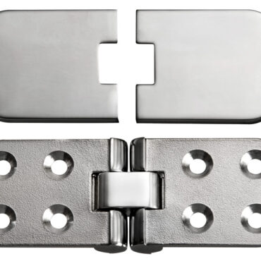 Realizzata in acciaio inox AISI 316 lucidato a specchio. Applicabile per tavoli o portelli con apertura a ribalta.Dotata di cover copriviti applicabile dopo il montaggio per un design pulito e lineare.
