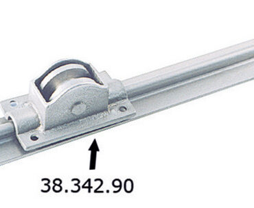 In ottone nichelato, si monta sulla parte bassa della porta. Prezzo per la barra da 2 m.