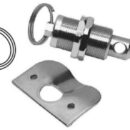 In acciaio inox con pulsante a molla e con foro portalucchetto.