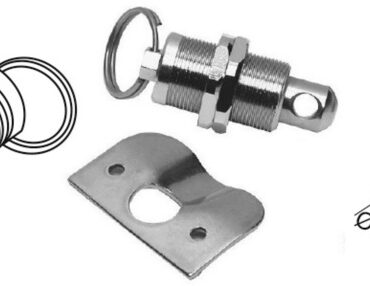 In acciaio inox con pulsante a molla e con foro portalucchetto.