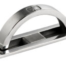 Maniglia di dimensioni compatte in acciaio inox.Il sistema ad apertura rotante permette di avare una presa larga ed ergonomica in poco spazio.Predisposta per montaggio ad incasso, dotata di chiusura con sistema antivibrazione.