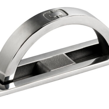 Maniglia di dimensioni compatte in acciaio inox.Il sistema ad apertura rotante permette di avare una presa larga ed ergonomica in poco spazio.Predisposta per montaggio ad incasso, dotata di chiusura con sistema antivibrazione.