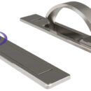 Maniglia con presa larga ed ergonomica dotata di sistema ad estrazione automatica e bloccaggio a scatto.Predisposta per montaggio ad incasso, dotata di chiusura con sistema antivibrazione.Fissaggio con prigionieri M4, senza viti a vista.