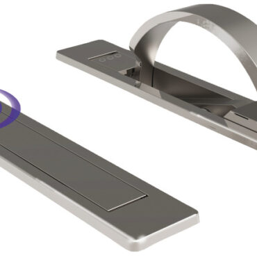 Maniglia con presa larga ed ergonomica dotata di sistema ad estrazione automatica e bloccaggio a scatto.Predisposta per montaggio ad incasso, dotata di chiusura con sistema antivibrazione.Fissaggio con prigionieri M4, senza viti a vista.