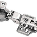 In acciaio inox. Apertura a 105°. Oltre 45° lo sportello resta aperto in qualsiasi posizione si desideri. La chiusura è frenata Soft Close. Complete di dispositivo click-on per sgancio rapido dello sportello.