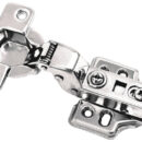 In acciaio inox. Apertura a 105°. Oltre 45° lo sportello resta aperto in qualsiasi posizione si desideri. La chiusura è frenata Soft Close. Complete di dispositivo click-on per sgancio rapido dello sportello.