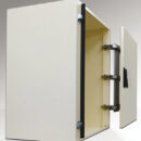 Cerniera MonoFlat LIN-X450 con meccanismo a rotazione laterale.Consente di ruotare lateralmente gli sportelli in un raggio ridotto, ideale per applicazioni con limitato spazio anteriore (quadri elettrici nei corridoi).L'anta non crea ostacoli quando è completamente aperta, dando pieno accesso all'armadio.Rotazione libera e chiusura ammortizzata Soft Close. Semplice installazione, regolabile a 4 vie.