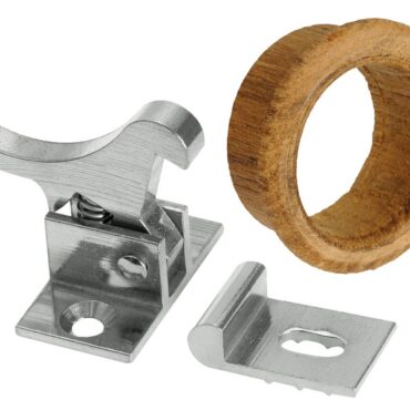 Chiusura a molla In ottone cromato, produzione "Japan”.Adatta per molteplici piccoli impieghi, completa di guarnizione in teak.