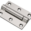 Costruita in acciaio inox AISi 316 microfuso.Coppia torcente costante 30 kg·cm ± 15% garantita 20.000 cicli.La coppia torcente si esprime in kg·cm, significa che allontanandosi dall’asse di rotazione della cerniera, lo sforzo si riduce.Calcolo momento torcente: profondità antina (cm) x 1/2 peso antina (kg).Esempio: 2 cerniere da 30 kg reggono perfettamente un portello pesante 2 kg e profondo 40 cm.