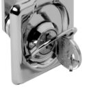 In acciaio inox lucidato a specchio con maniglietta a filo. Completa di serratura di fermo.