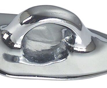 In ottone cromato, molto robusto ed elegante.