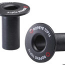 Ropeye Through Deck Pushing è stato progettato per proteggere le strutture nella realizzazione di fori di passaggio e permettere il regolare scorrimento di cime, scotte e drizze.