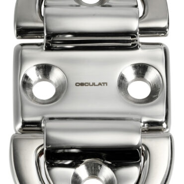 Pad-eyes lucidati a specchio, anello “full forge” forgiato per garantire la massima resistenza meccanica. Completo di gomma antivibrante. Confezionato in scatola espositiva riciclabile con dichiarazione di carico di rottura. Foratura con lo stesso interasse di Wichard di pari dimensioni.