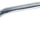 In ottone cromato, linea raccolta e comoda, fissaggio con due viti.