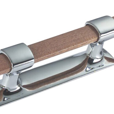 In ottone cromato. Parte superiore in Iroko. Completi di prigionieri.