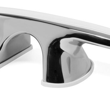 In acciaio inox AISI 316 lucidata a specchio, fissaggio tramite prigionieri.