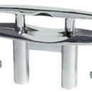 In acciaio inox AISI 316 lucidato a specchio. Complete di prigionieri di fissaggio e contropiastra di rinforzo.