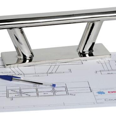 In acciaio inox AISI 316 lucidato a specchio, fissaggio con 2 prigionieri.