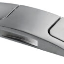 Linea moderna, aerodinamica, di design. Molto robusta, ma di profilo molto basso.Acciaio inox AISI 316 lucidato a specchio. Modello brevettato US M617040.