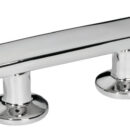 In acciaio inox AISI 316 lucidato a specchio. Fissaggio con 2 prigionieri.